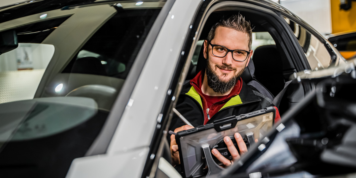 Automobilfachmann / -mechatroniker PW (a) Automobilfachmann / -mechatroniker PW (a)