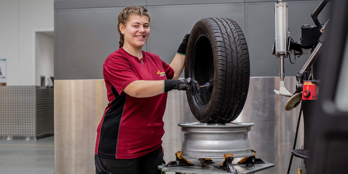 Pneumonteur / Reifenpraktiker (a) Pneumonteur / Reifenpraktiker (a)