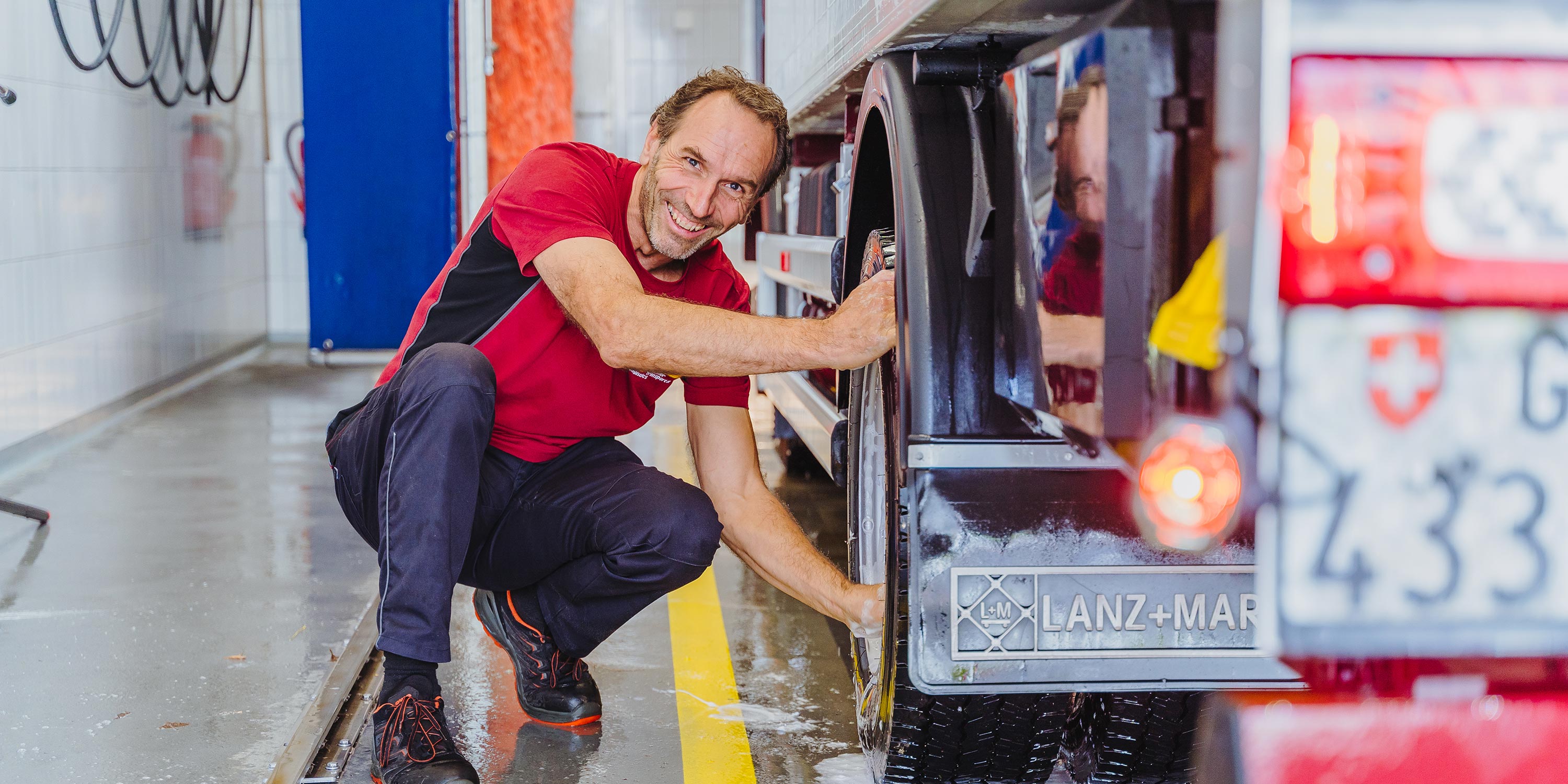 Lastwagenreiniger (a) Lastwagenreiniger (a)