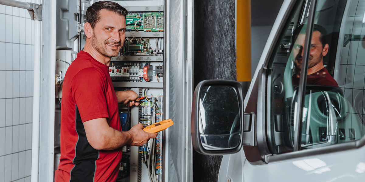 Mitarbeiter Gebäudetechnik Fokus HLKS/GA (a) Mitarbeiter Gebäudetechnik Fokus HLKS/GA (a)